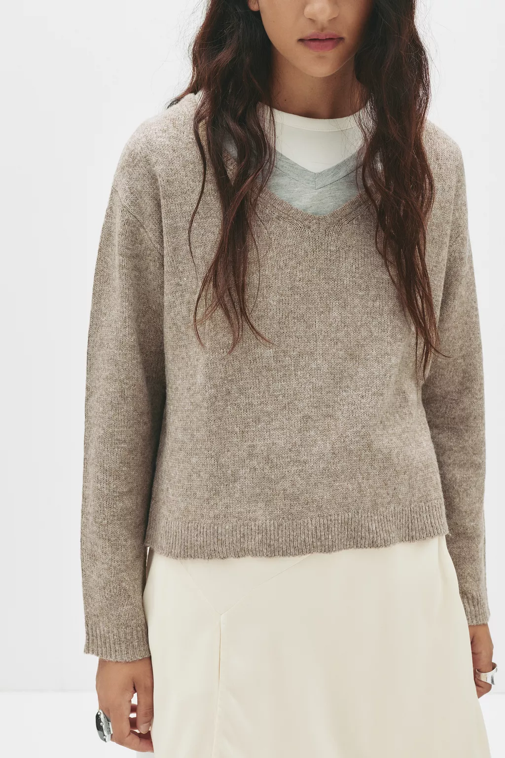 džemper s v izrezom