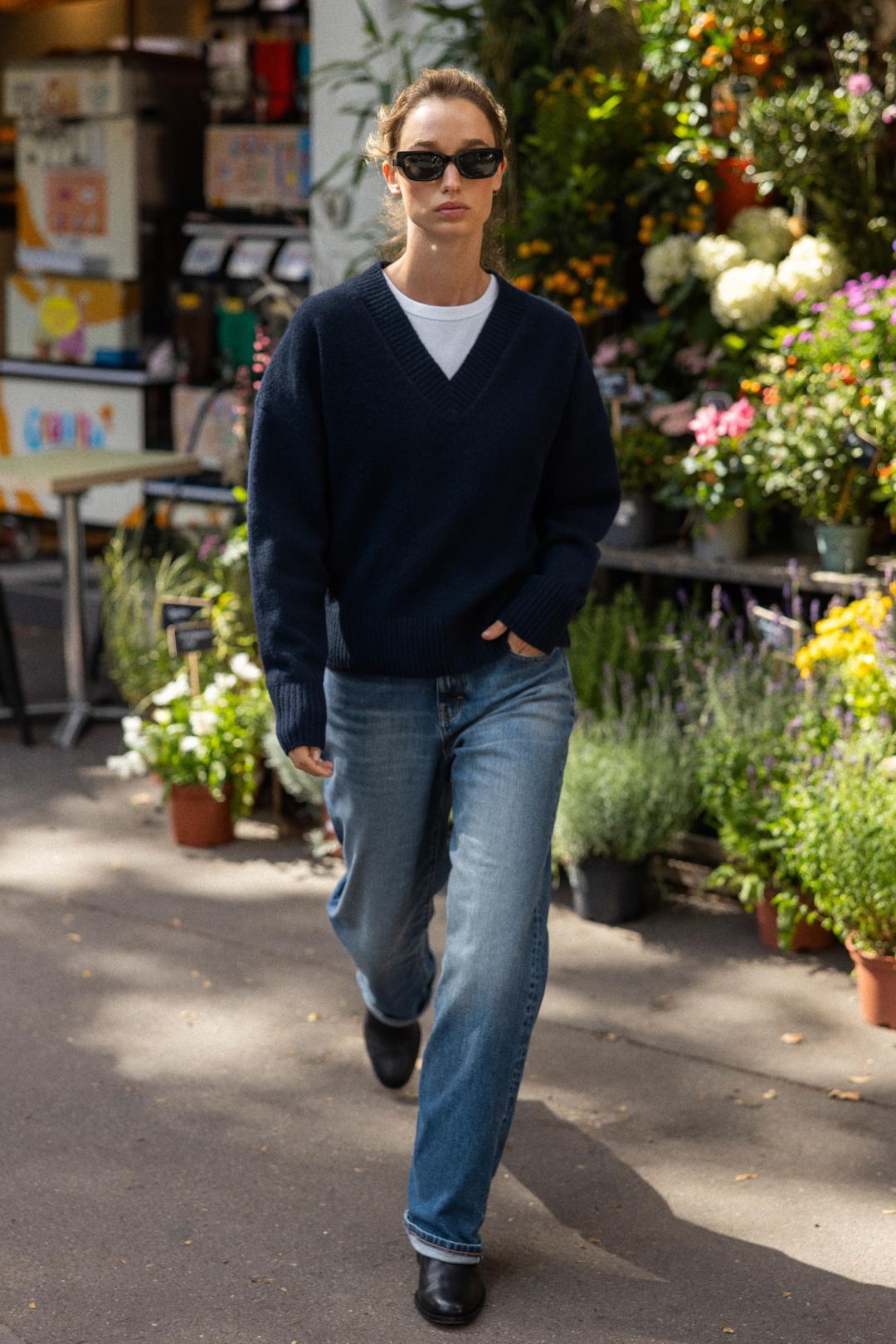 džemper s v izrezom