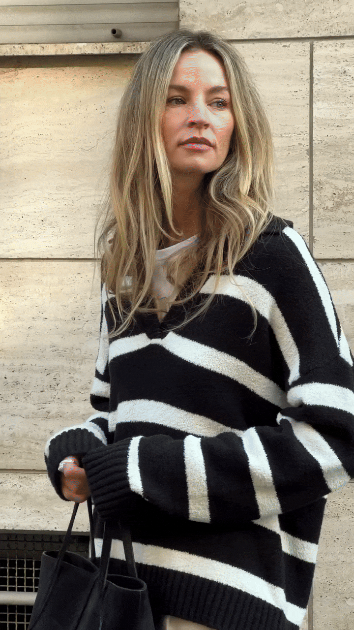 Sve trendseterice stiliziraju džemper s V izrezom na jedan specifičan način: Otkrivamo kako