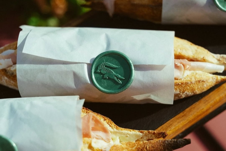 Cafe Lacoste naslovna fotografija
