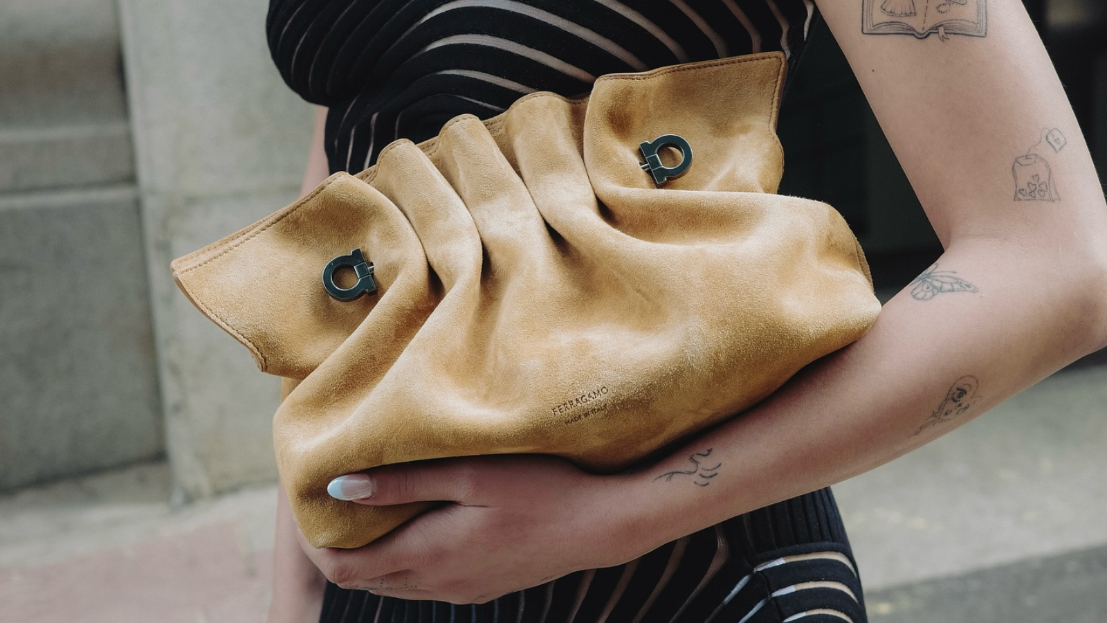 Journal bag guide: Drapirana kožna torba s Ferragamo potpisom koju možete nositi na 3 načina