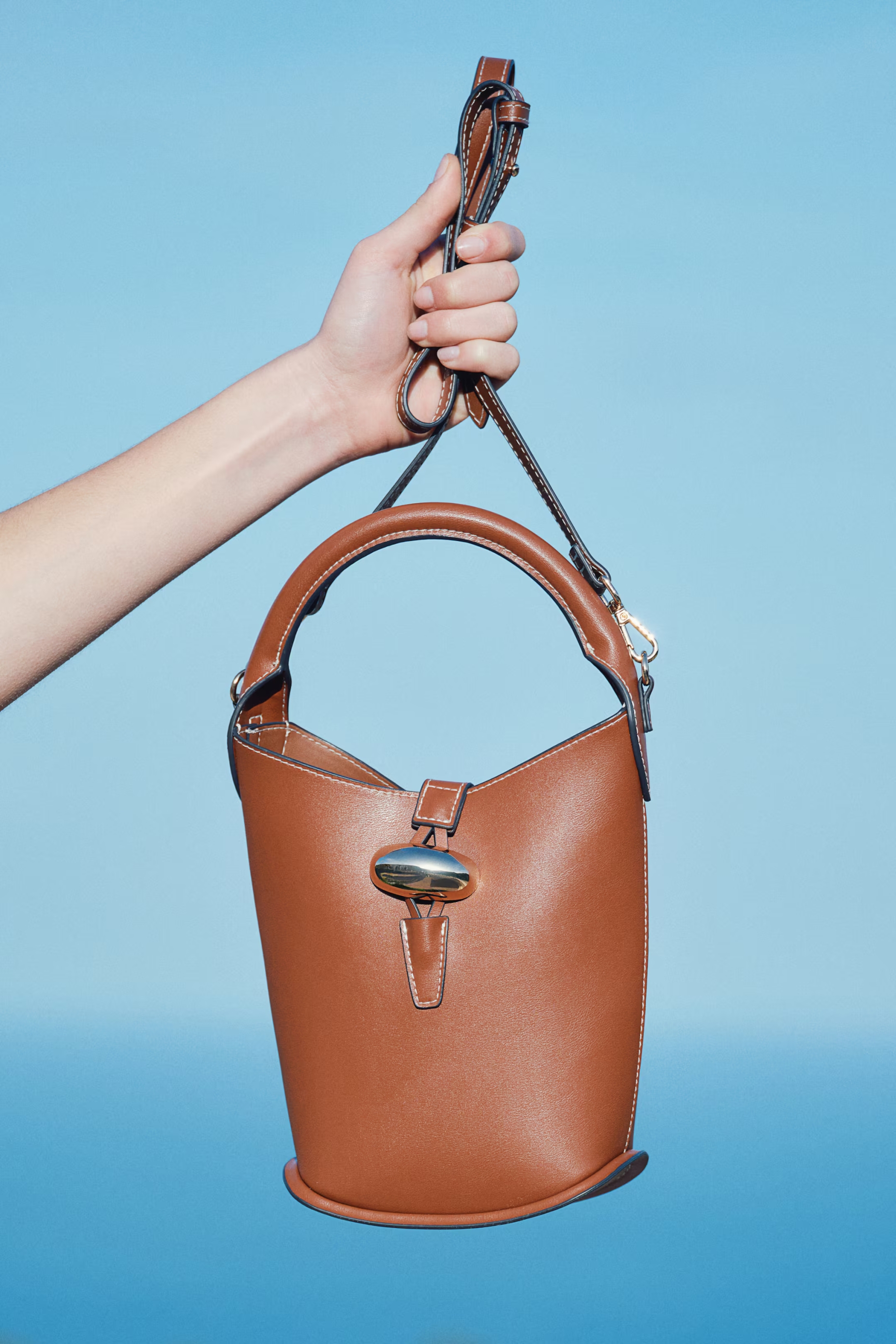Best buy: H&M torbica s metalnim ukrasom koja izgleda kao dizajnerska