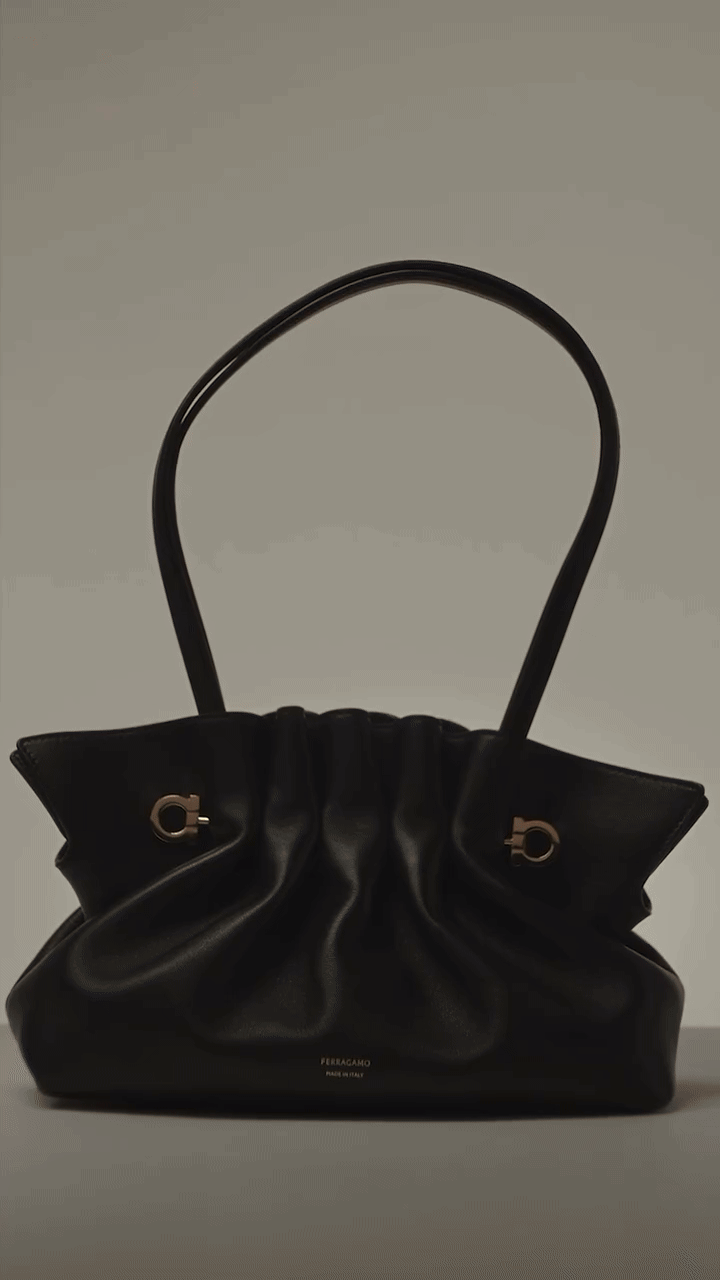 Journal bag guide: Drapirana kožna torba s Ferragamo potpisom koju možete nositi na 3 načina
