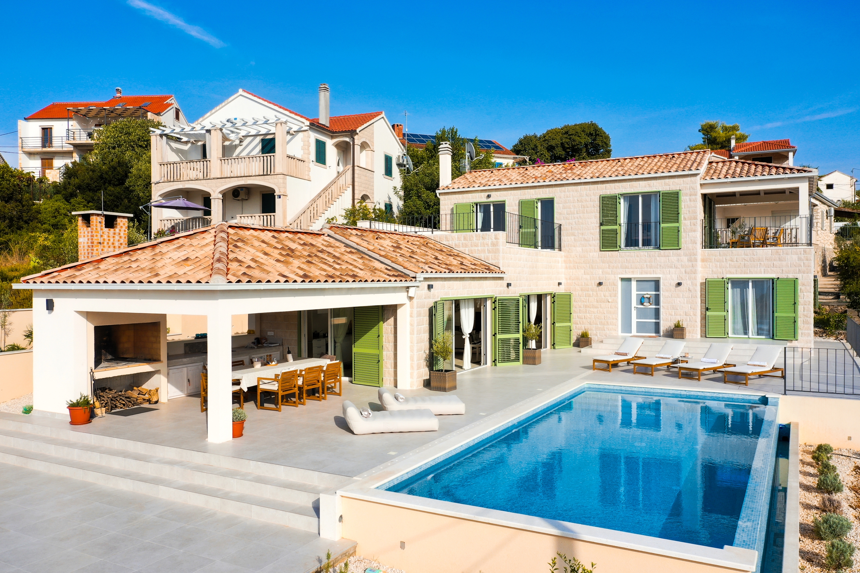 Dalmatinska hacienda: Kamena vila na Braču s mediteranskim vrtom i pogledom na najljepše zalaske
