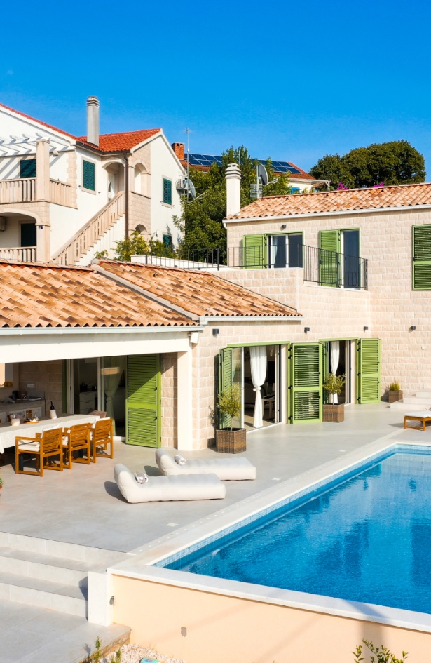 Dalmatinska hacienda: Kamena vila na Braču s mediteranskim vrtom i pogledom na najljepše zalaske