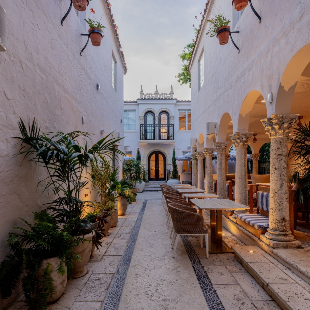 Samo nekoliko koraka od kultne Versace vile svoja vrata otvara Donatella Boutique Hotel & Restaurant