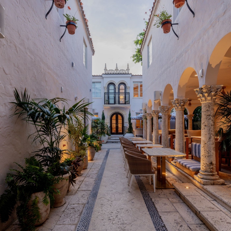 Samo nekoliko koraka od kultne Versace vile svoja vrata otvara Donatella Boutique Hotel & Restaurant