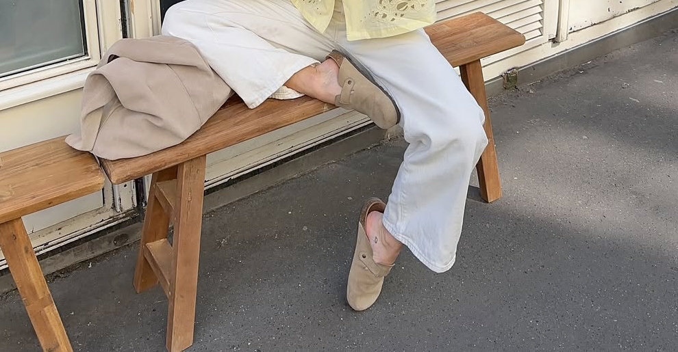 Ovaj pariški brend obuće ima prekul loaferice i natikače koje podsjećaju na Birkenstock modele