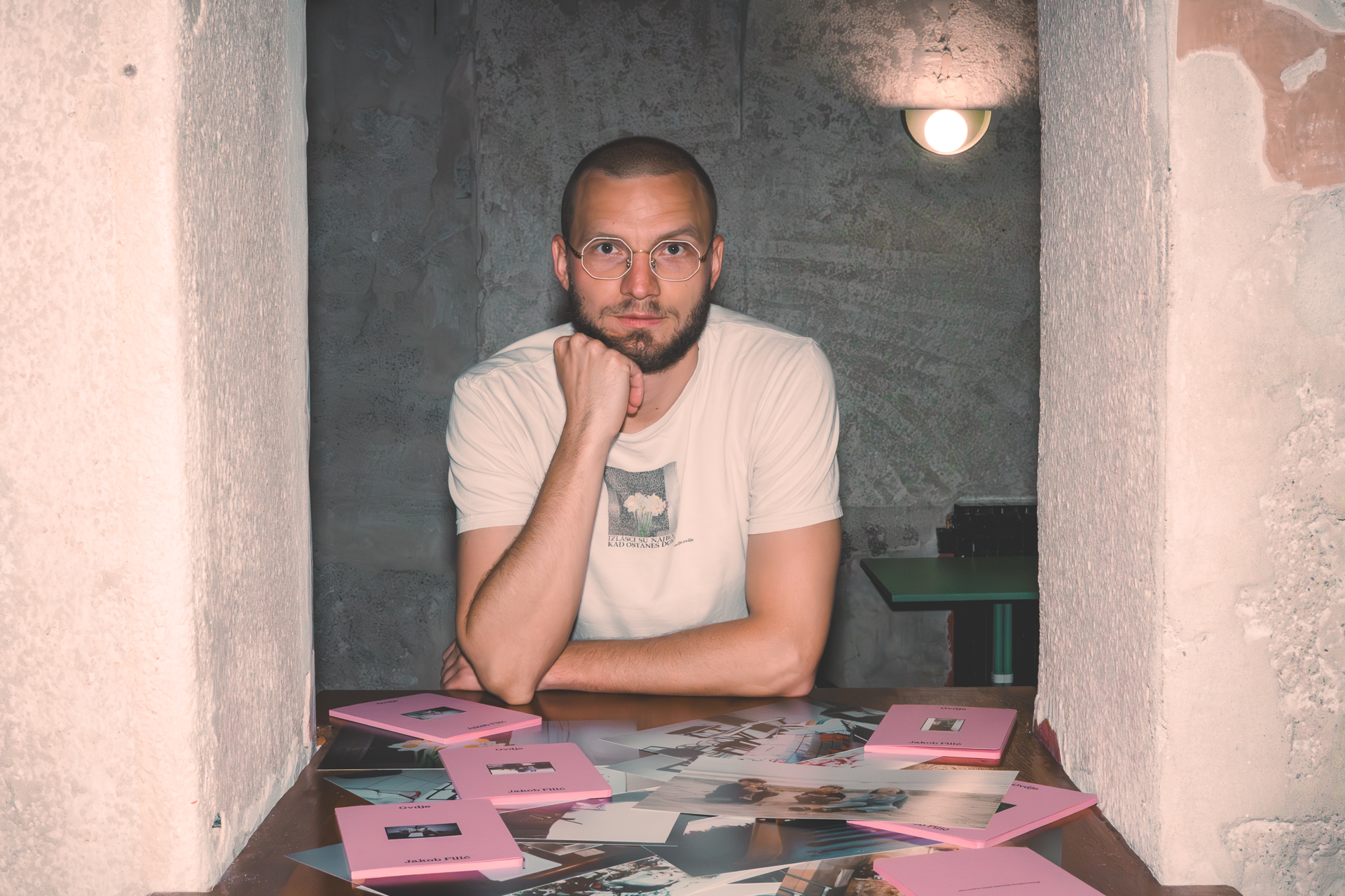 Jakob Filić u Koncept baru ima promociju reizdanja svoje zbirke pjesama Ovdje. Upoznajte ga