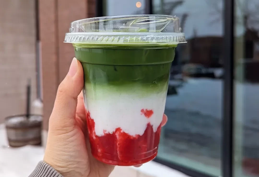Ledena matcha s jagodama i dalje je najpopularniji ljetni napitak. Donosimo recept