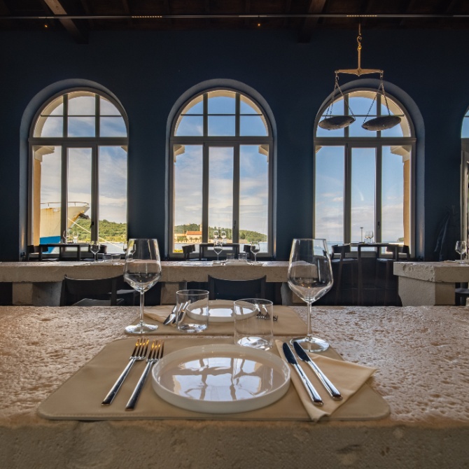 Peškarija 1911 na Visu: Ujutro ribarnica, navečer bistro i wine bar s pogledom