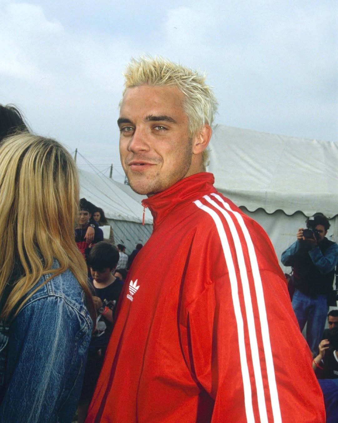 Robbie Williams ima novi singl na kojem gostuje gitarist Black Sabbatha, koji nas vraća u razdoblje Britpopa