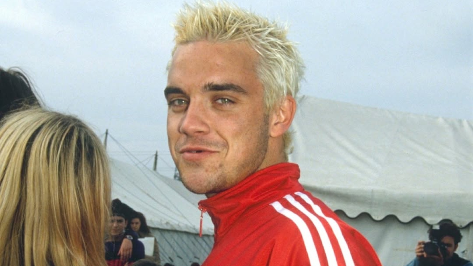 Robbie Williams ima novi singl na kojem gostuje gitarist Black Sabbatha, koji nas vraća u razdoblje Britpopa