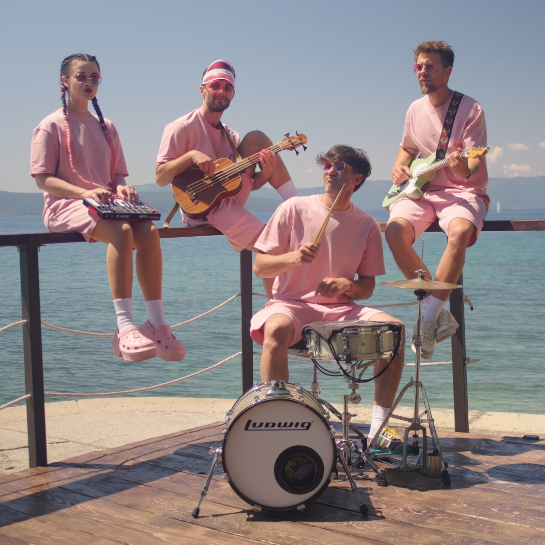 Ljeto je pred vratima, a Reper Iz Sobe nosi Roze očale. Poslušajte novu pjesmu i spot