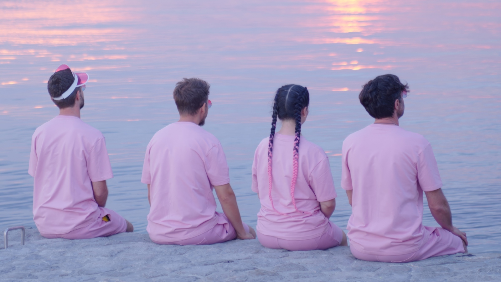 Ljeto je pred vratima, a Reper Iz Sobe nosi Roze očale. Poslušajte novu pjesmu i spot