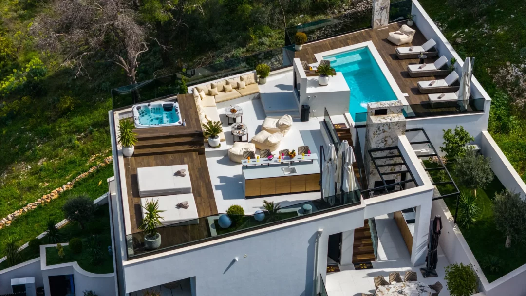 Vila kraj Trogira s impresivnim rooftopom: Na krovu ima bazen, lounge i bar
