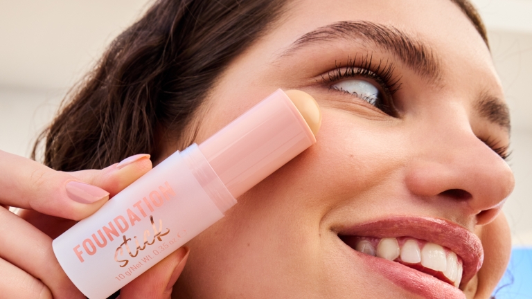 essence Foundation stick (2)
