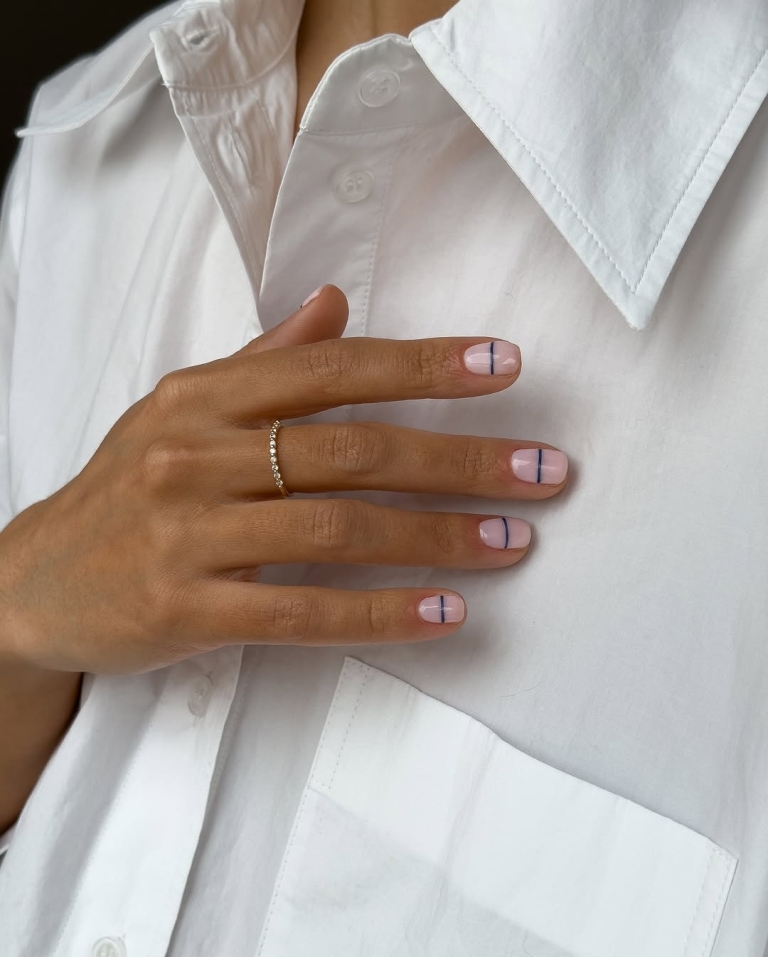 Pop of color: Manikure s plavim detaljima koje su minimalističke, a upečatljive