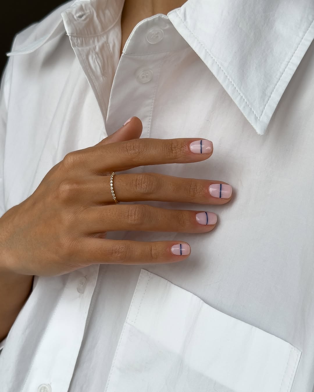 Pop of color: Manikure s plavim detaljima koje su minimalističke, a upečatljive