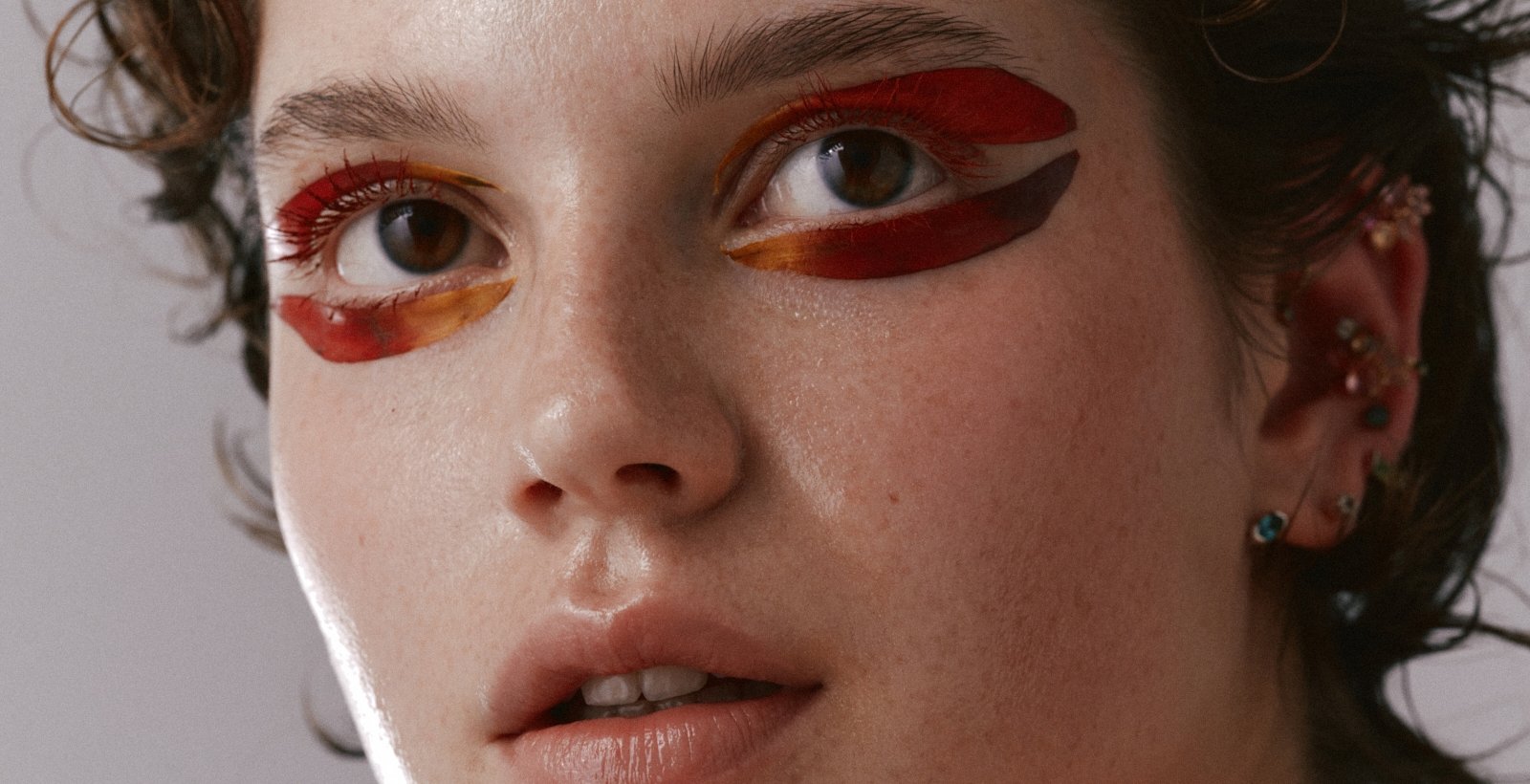 Journal beauty editorijal: Što se dogodi kad cvijeće zamijeni šminku?