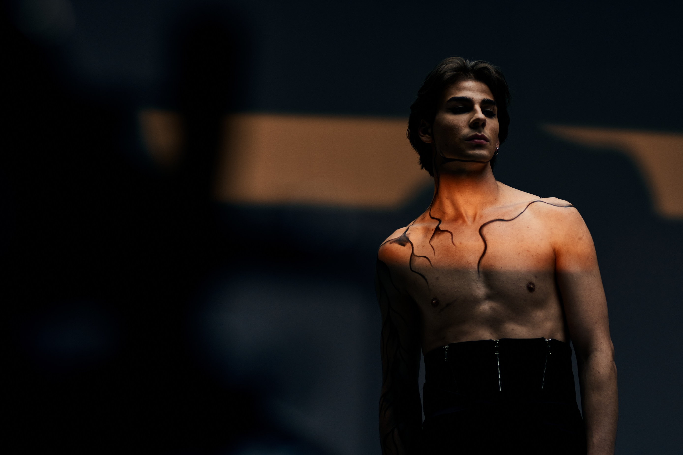 Devin kakvog još niste vidjeli! Artistički spot prati njegovu novu pjesmu Uzalud me voliš