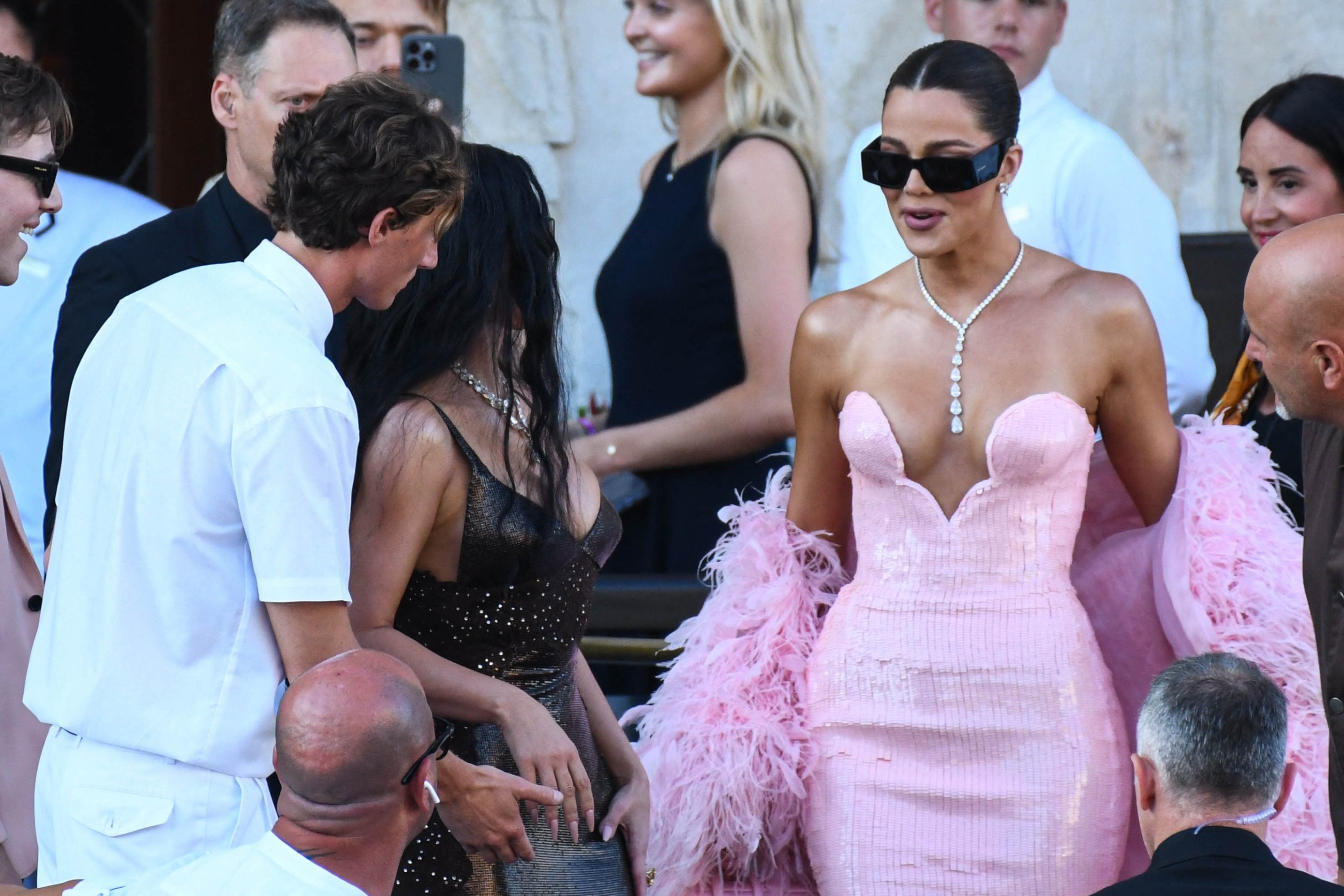 Svi pričaju o outfitima Khloe Kardashian u Veneciji. Vidno radi na stilu i izgleda izvrsno
