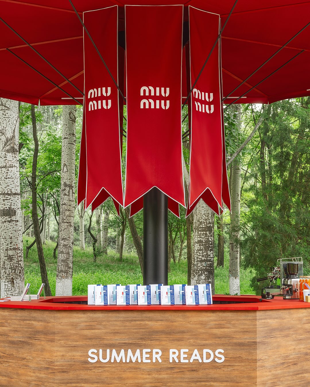 Miu Miu Summer Reads: Pop-up kiosci koji nas podsjećaju da ljeto provedemo čitajući