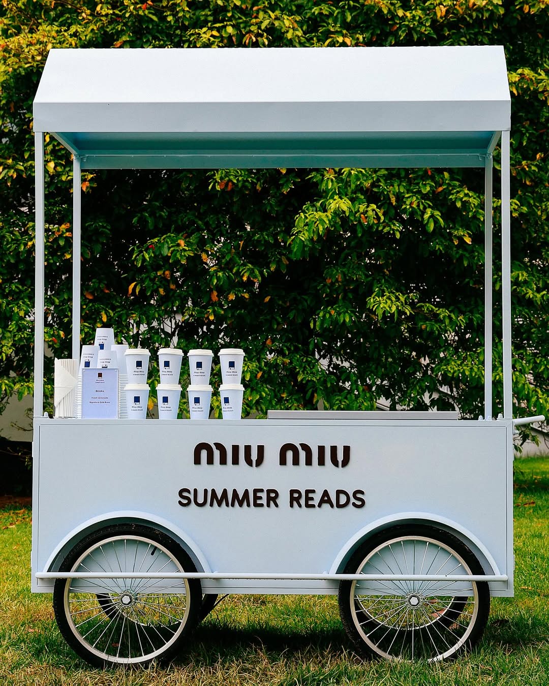 Miu Miu Summer Reads: Pop-up kiosci koji nas podsjećaju da ljeto provedemo čitajući