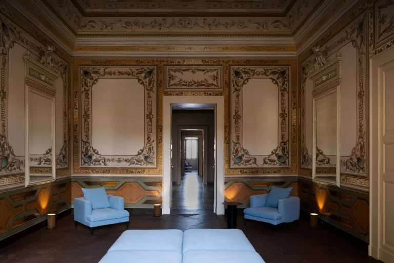 Stoljetni palazzo u Pugliji pretvoren u jedinstveni boutique hotel čije zidove krase bogate freske