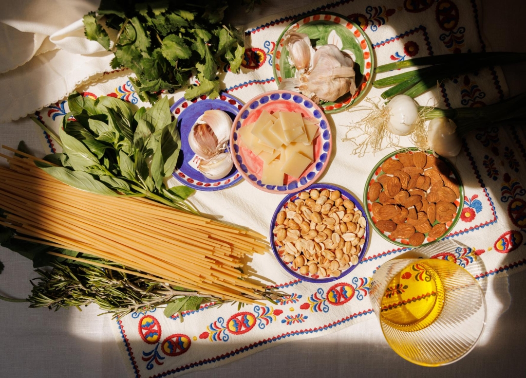 Trattoria u vašoj kuhinji: Recept za savršene ljetne špagete s pestom i hrskavim oraščićima