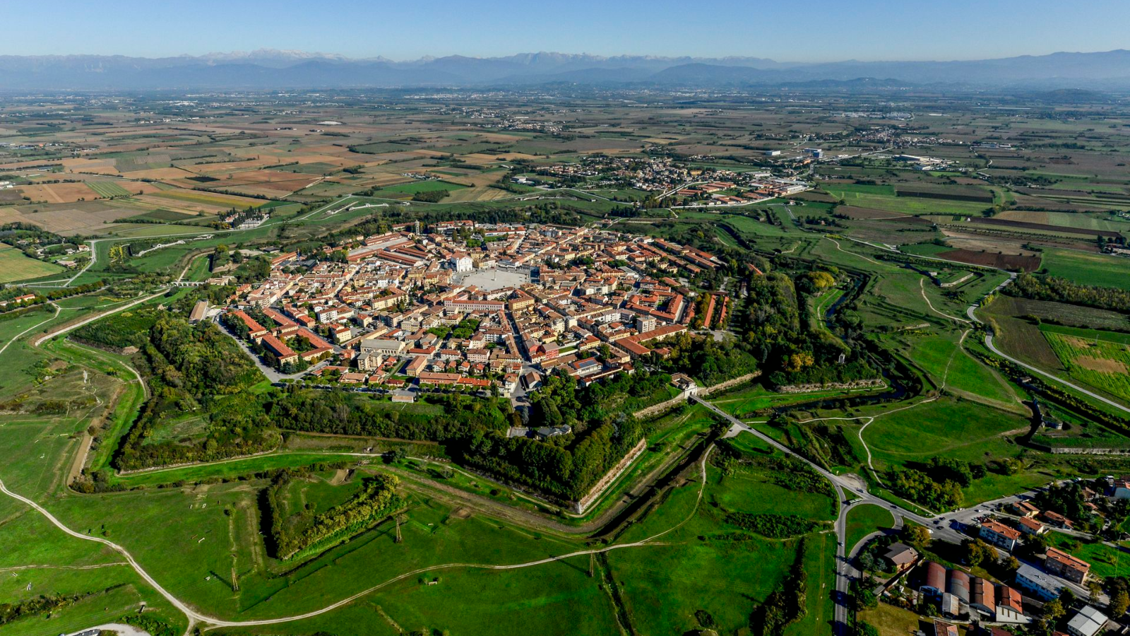 Ne znate što raditi za vikend? Imamo ideju za mini izlet koji spaja more, shopping, hranu, vino i povijest