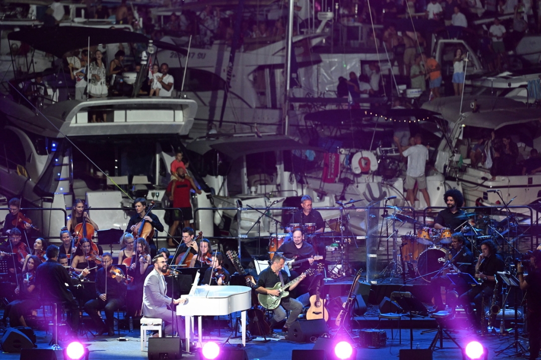 Vela Luka, Korcula, 290724. Koncert Trag u beskraju - sjecanje na Olivera Dragojevica. Na fotografiji: Petar Graso. Foto: Ante Cizmic / CROPIX