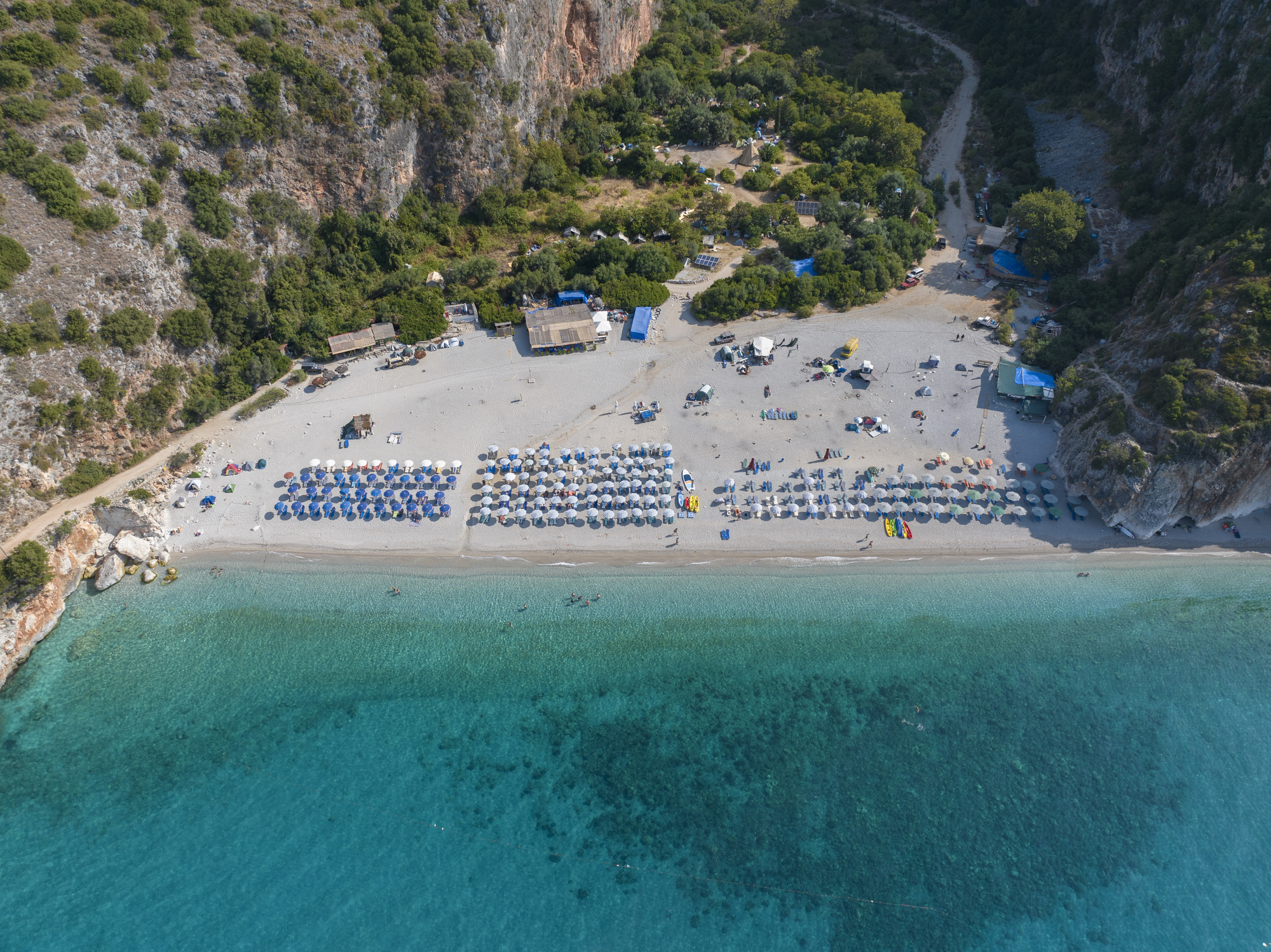 plaža Gjipe_Elton Xhafkollari_iStock-2170575063