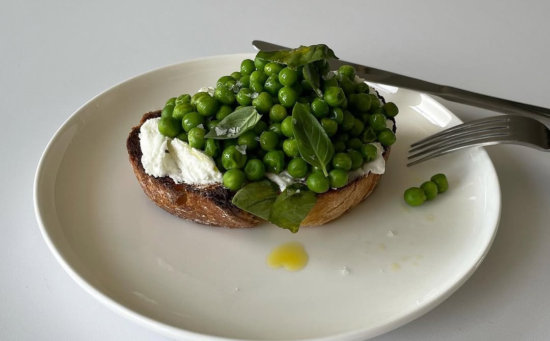 Tost sa graškom i ricottom mogao bi vam postati omiljen ljetni doručak, imamo najbolji recept