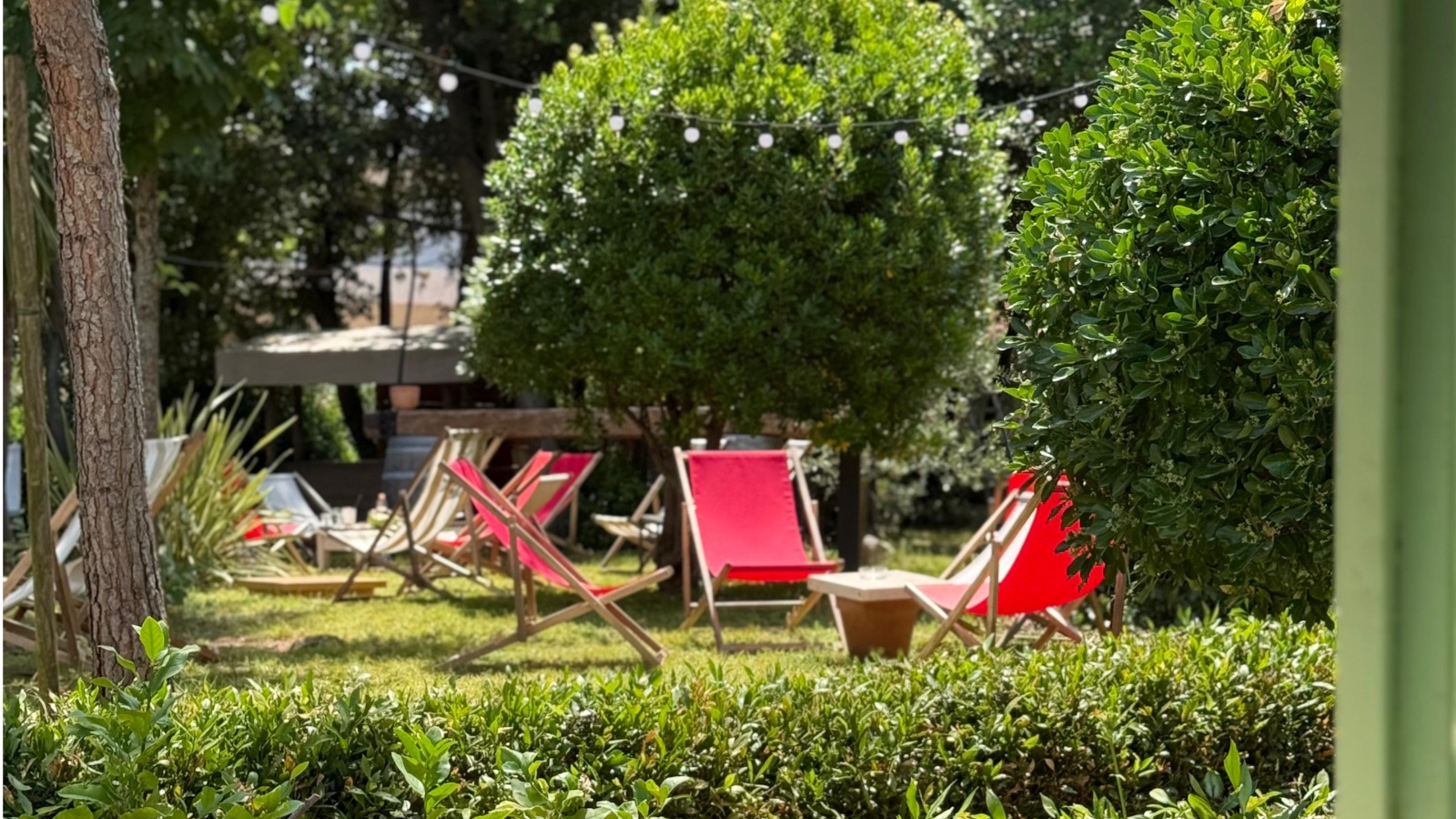 Park ispred povijesnog ljetnikovca u Preku pretvoren je u ljetni bar s finom hranom i kinom na otvorenom