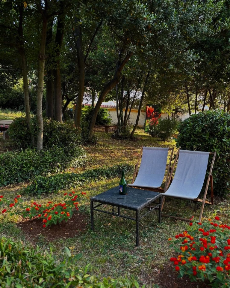 Park ispred povijesnog ljetnikovca u Preku pretvoren je u ljetni bar s finom hranom i kinom na otvorenom