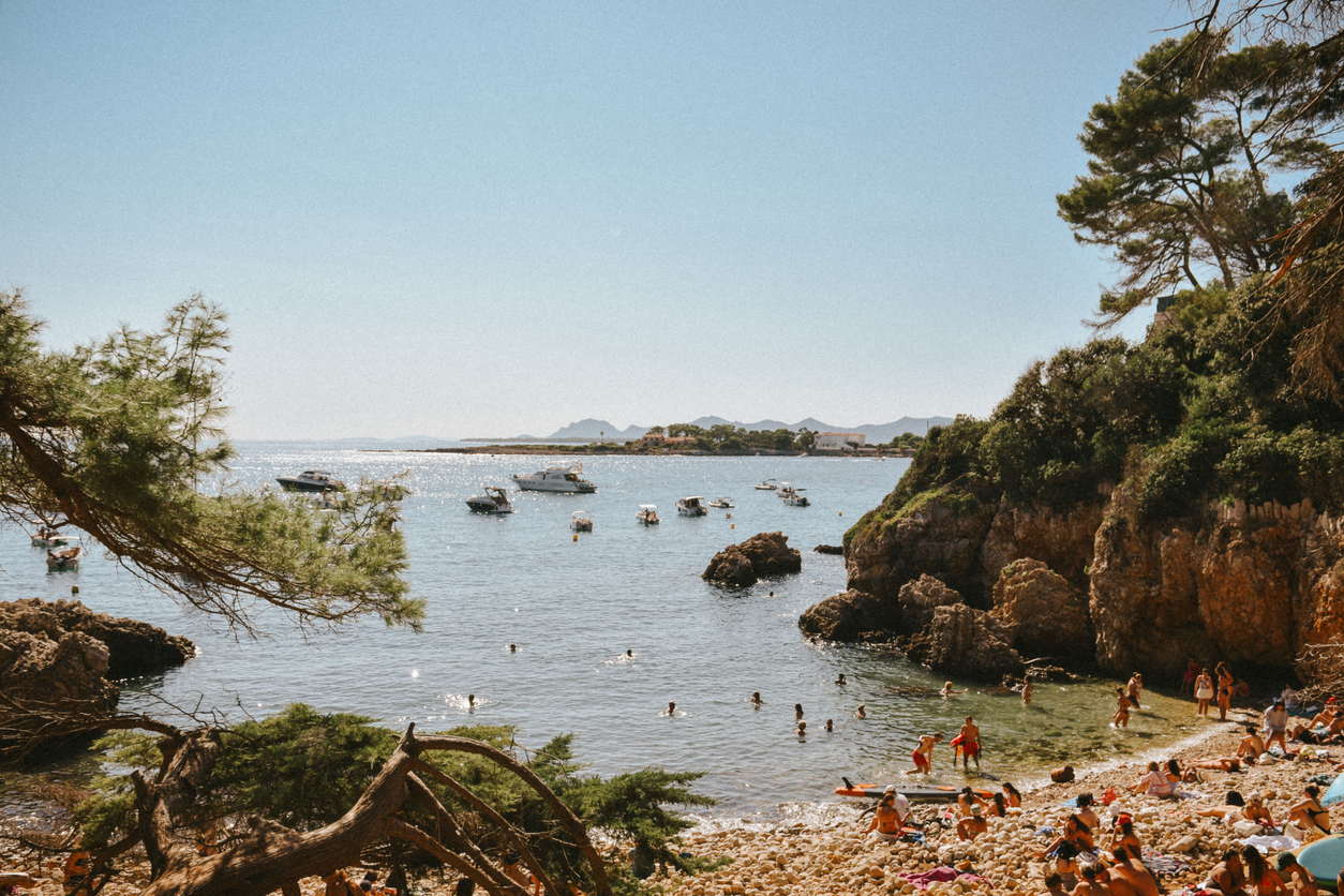 Antibes_Billionaires-Bay_Wirestock_iStock-2185467119