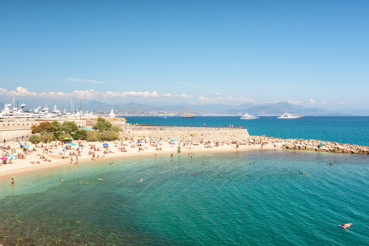 Antibes_Plage-de-la-Gravette_Julia700702_iStock-1145763163