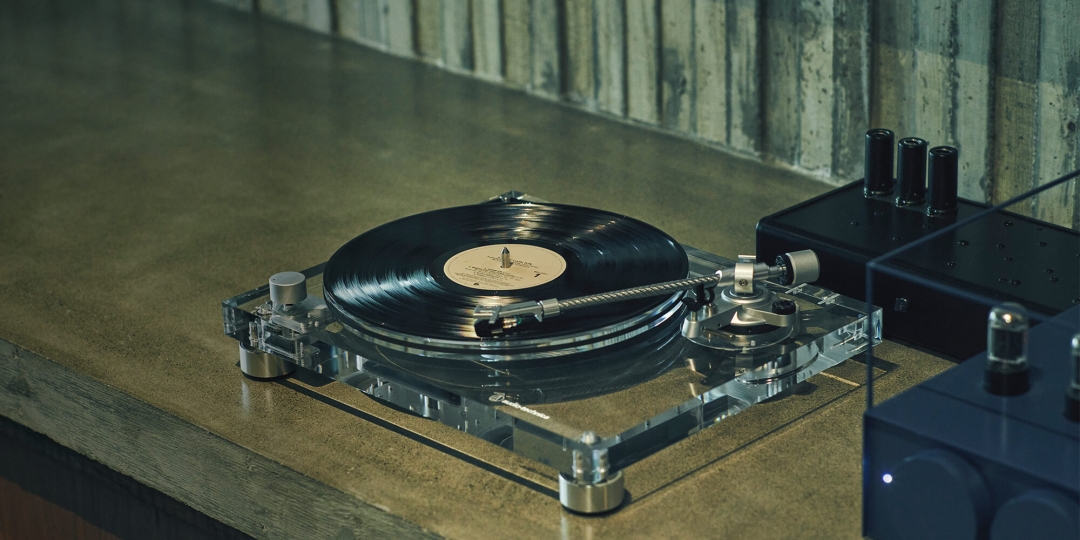 Audio-Technica transparentni gramofon