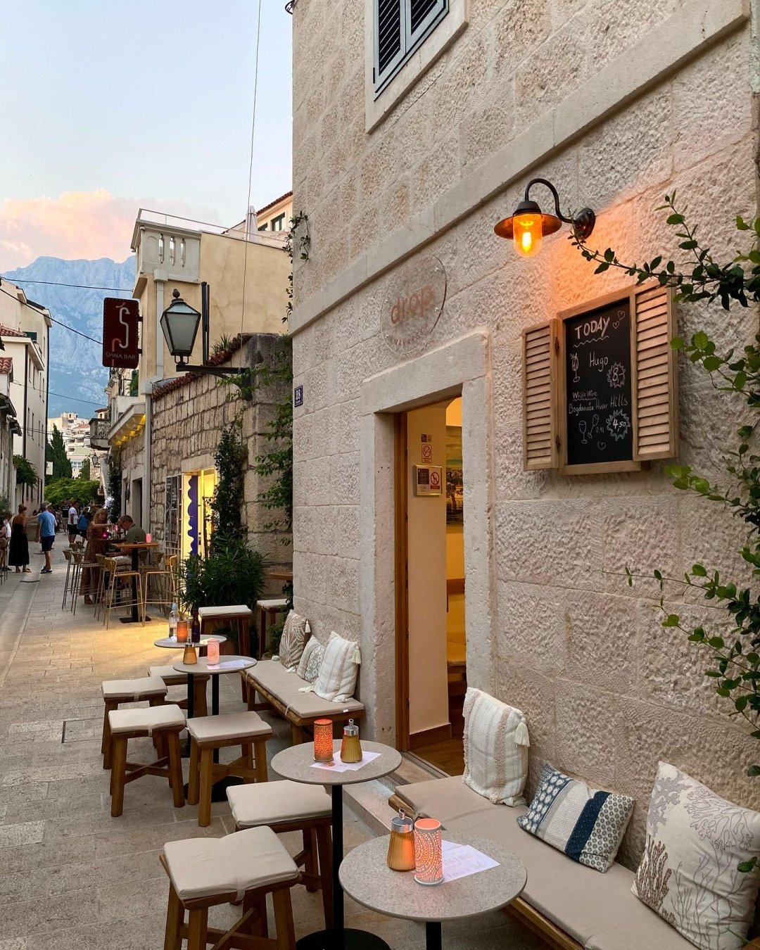 Ovaj coffee shop & wine bar u srcu stare jezgre Makarske ima status najpoželjnijeg mjesta u gradu