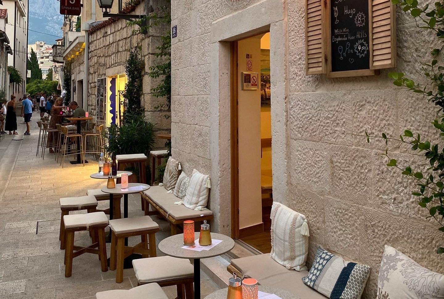 Ovaj coffee shop & wine bar u srcu stare jezgre Makarske ima status najpoželjnijeg mjesta u gradu