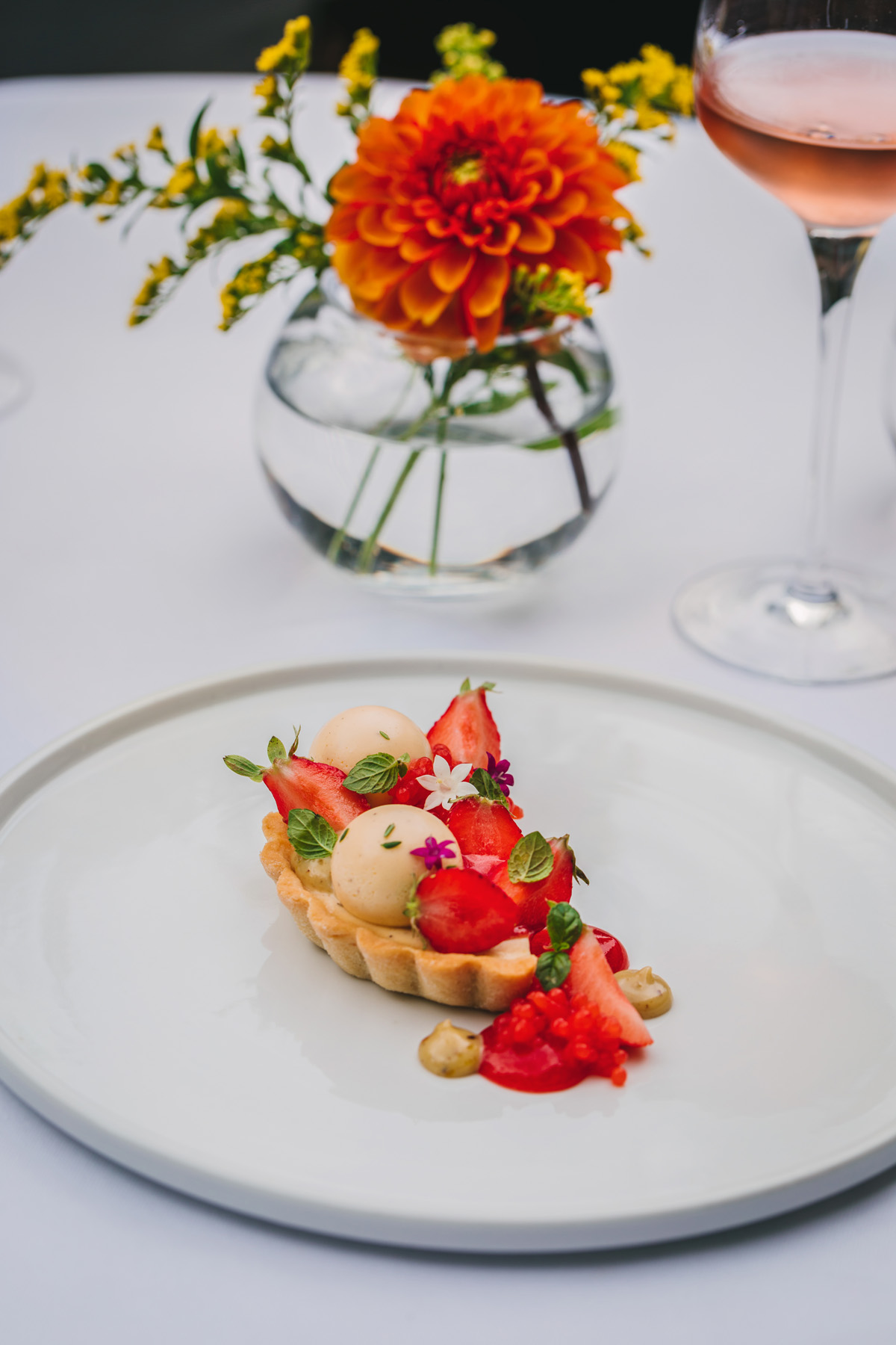 Esplanade Zagreb Hotel - Prhka tart košarica punjena frangipanom od pistacija