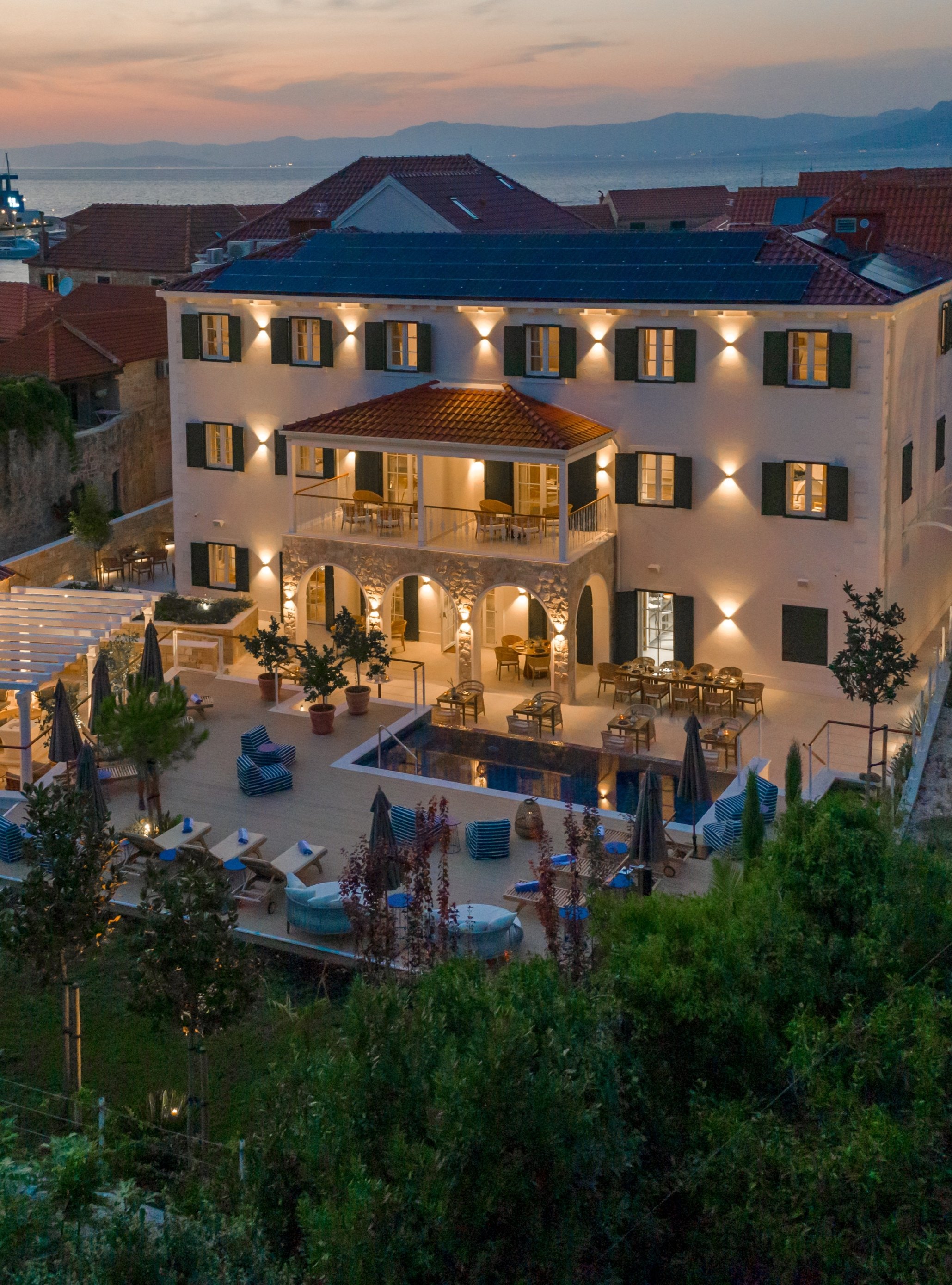 U srcu Postira pronašli smo arhitektonski biser. Riječ je o palači koja je pretvorena u hotel
