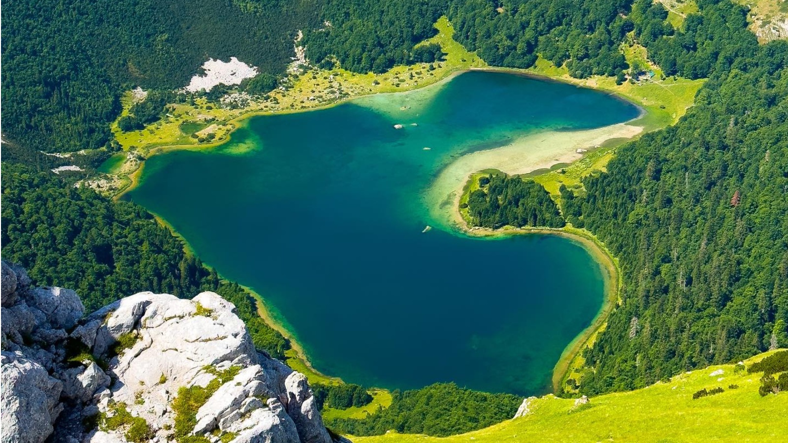 Jeste li čuli za ovo jezero u obliku srca u našem susjedstvu? Skriveno je među planinama