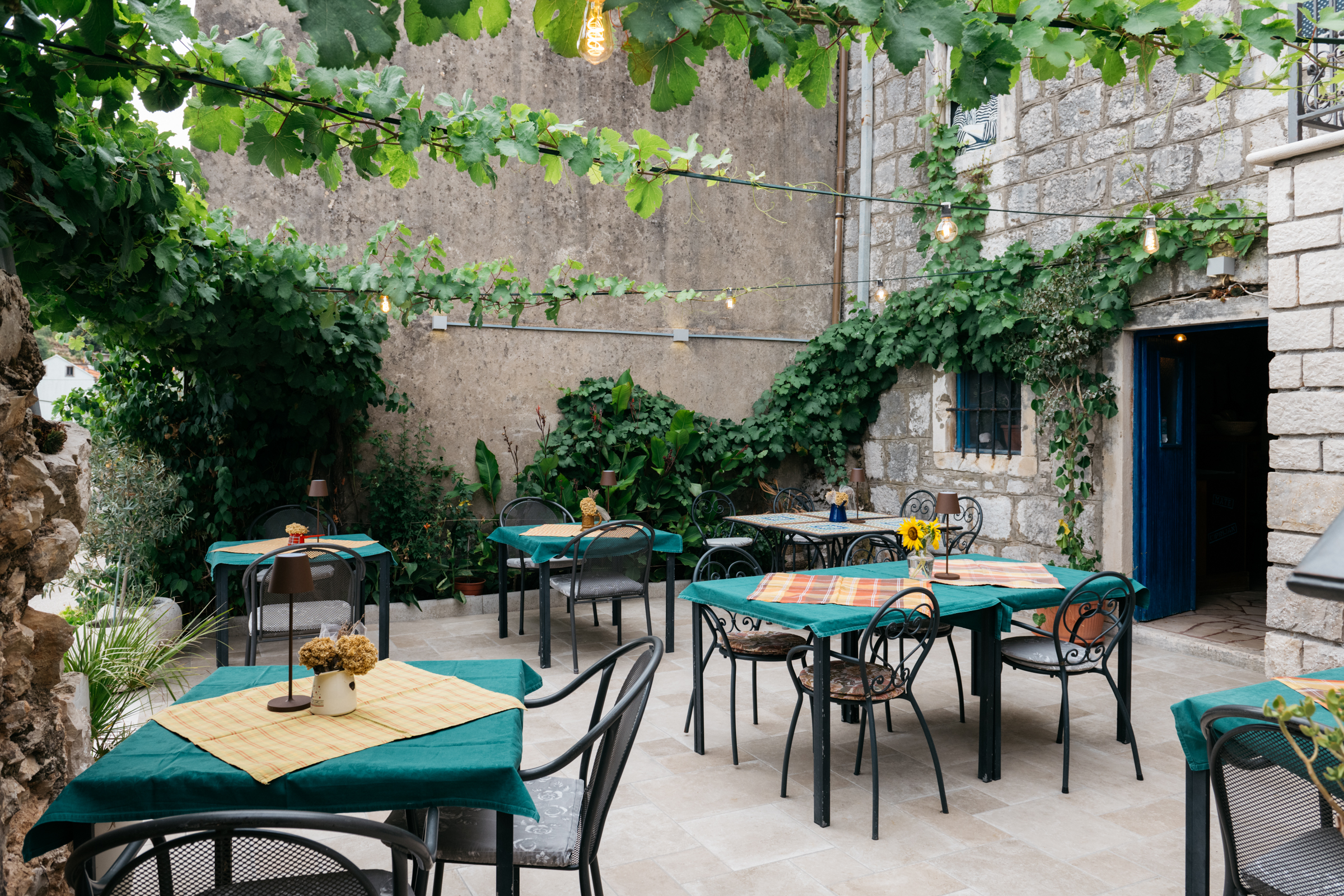 Konoba Mate na Korčuli naš je jedini restoran na otoku koji ima zelenu Michelinovu zvjezdicu. Posjetili smo ih