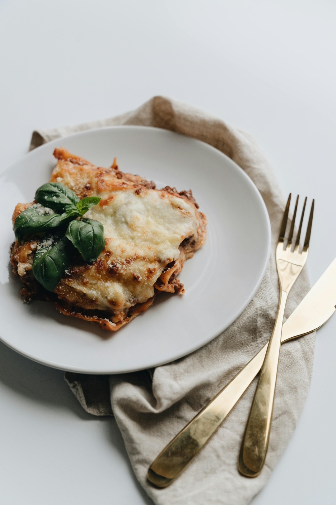 Lazanje s tikvicama, scamorzom i limunom naš je omiljen ljetni comfort food. Donosimo brzi recept