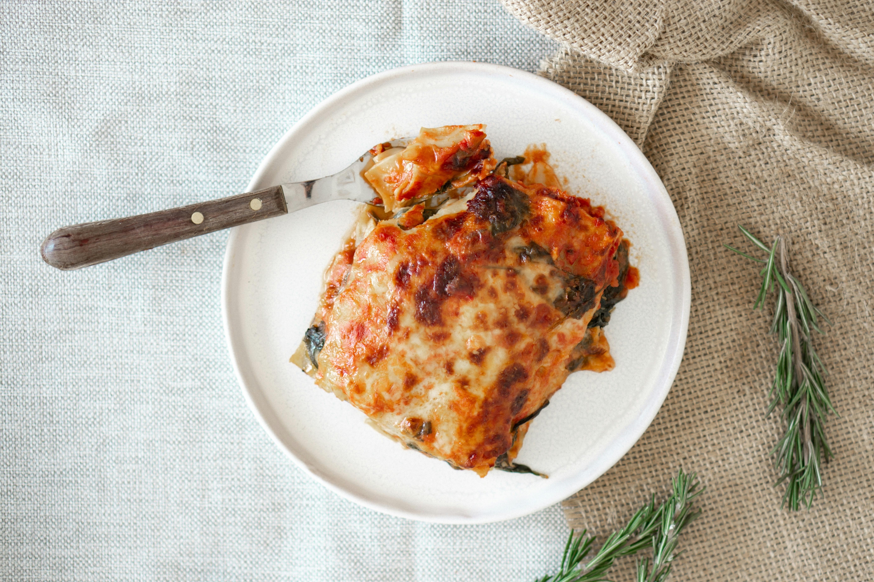 Lazanje s tikvicama, scamorzom i limunom naš je omiljen ljetni comfort food. Donosimo brzi recept