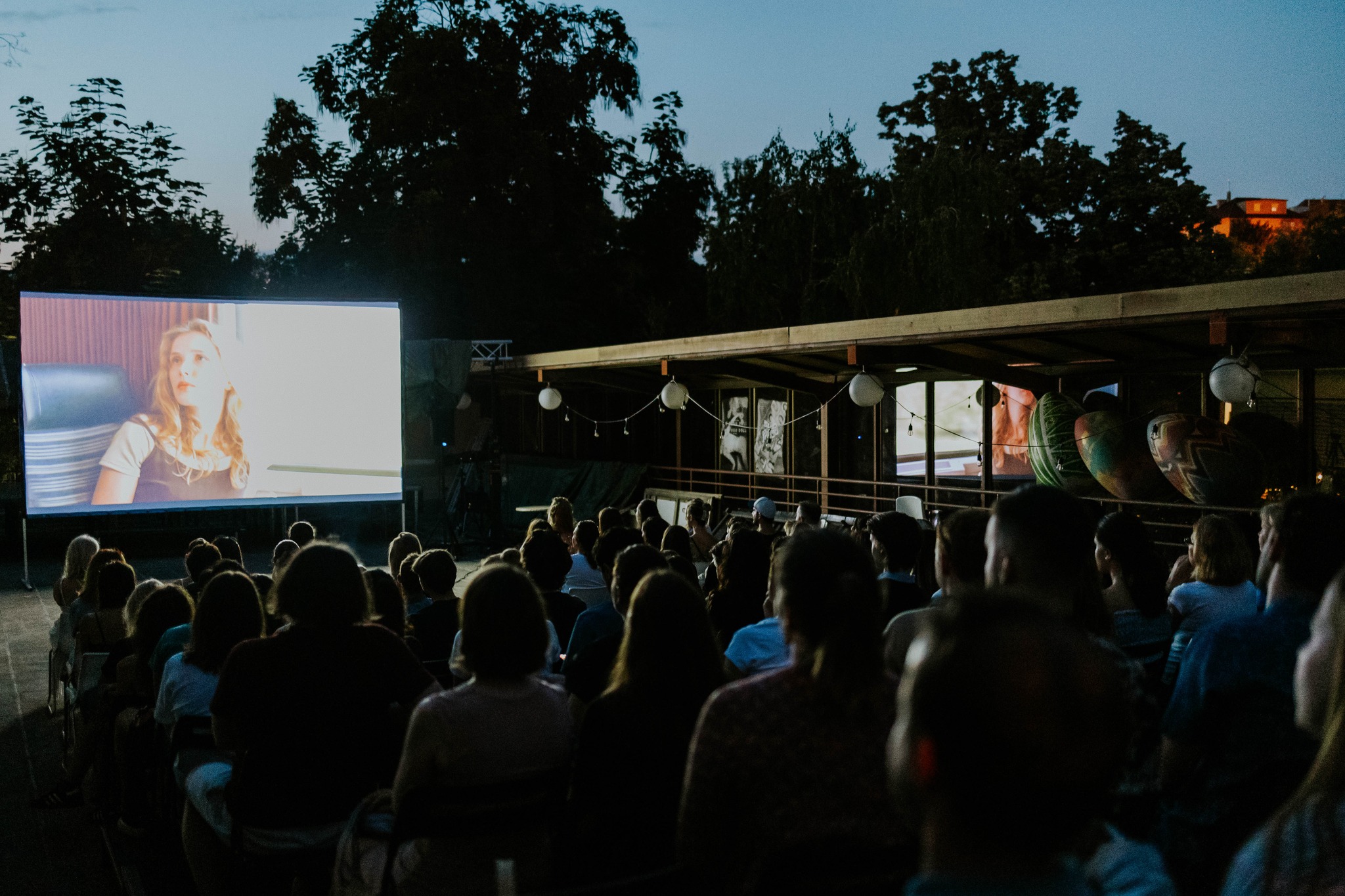 Znate li da zelena oaza u centru Zagreba krije još jedno ljetno kino? Evo što gledamo među krošnjama