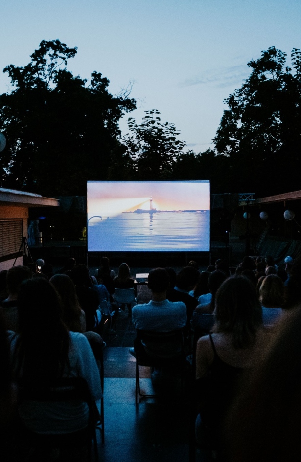 Znate li da zelena oaza u centru Zagreba krije još jedno ljetno kino? Evo što gledamo među krošnjama