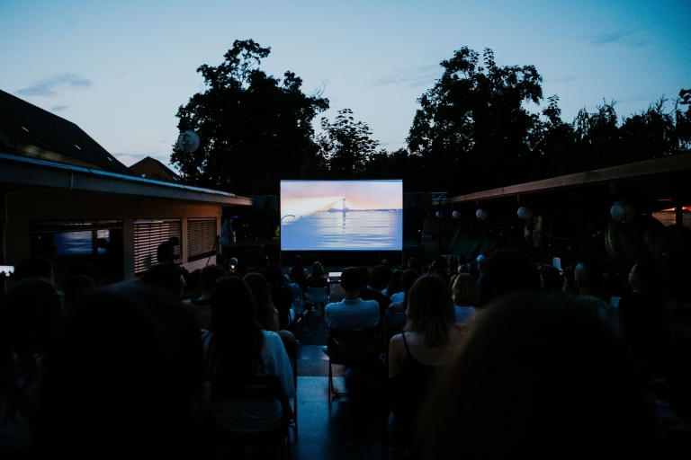 Znate li da zelena oaza u centru Zagreba krije još jedno ljetno kino? Evo što gledamo među krošnjama